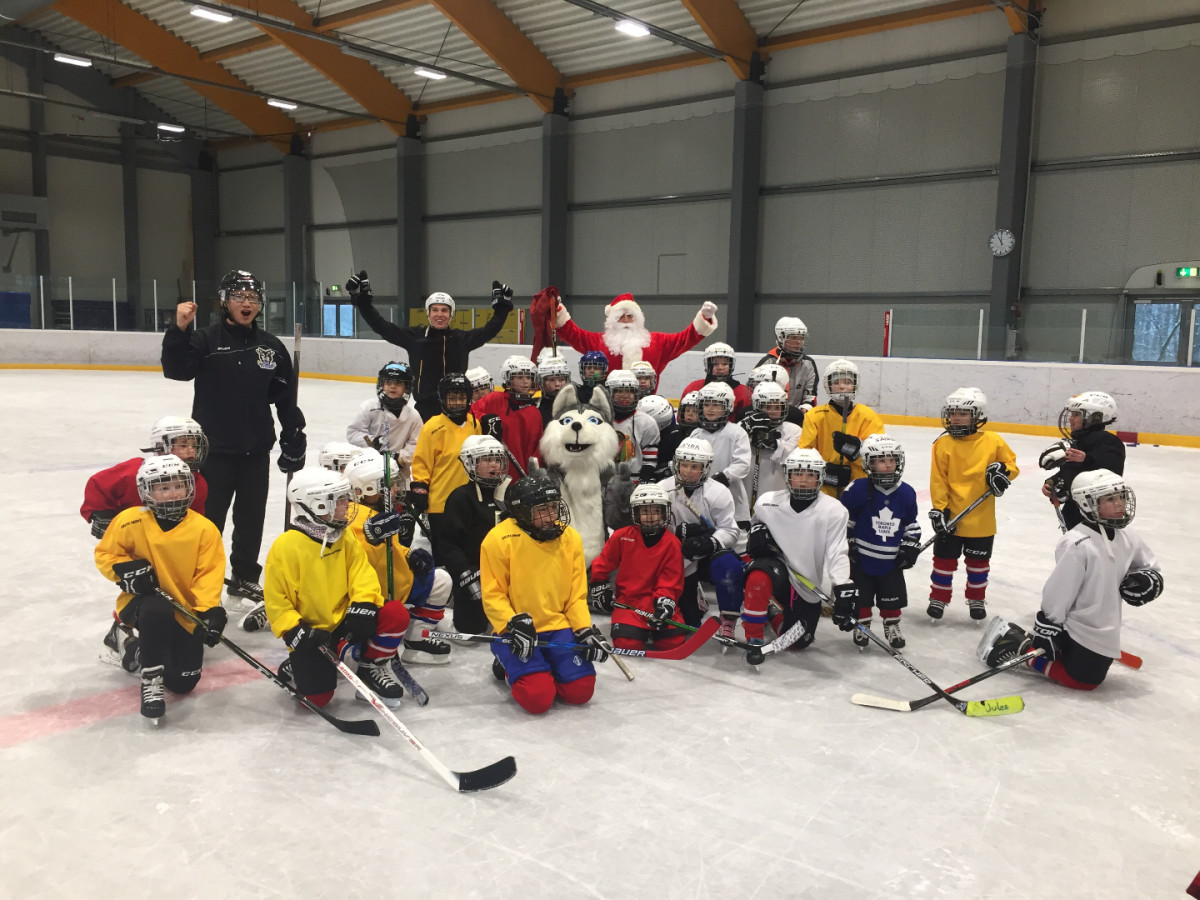 Santa Claus and Huskies Mascot were at Kockelsheuer today with Young team