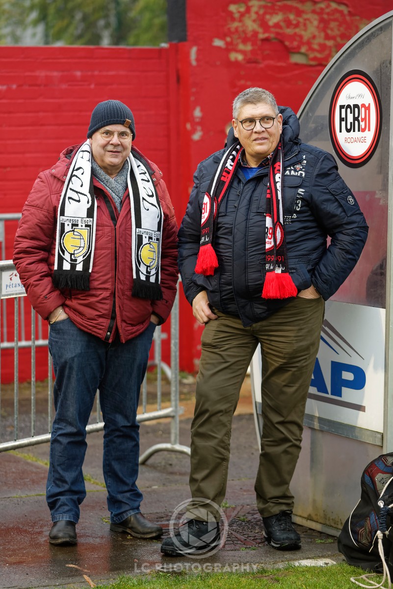 Coup d'envoi du match de BGL Ligue Le ballon du match de la 13ème journée de BGL Ligue face à l'AS La Jeunesse D'Esch par Messieurs Spautz Marc et Irthum Pierre