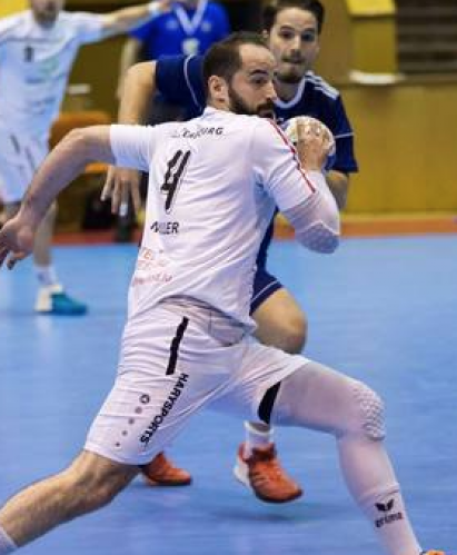 Defending champions qualify for semi-finals