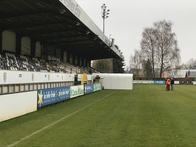 UN TUNNEL POUR JOUEURS ET OFFICIELS