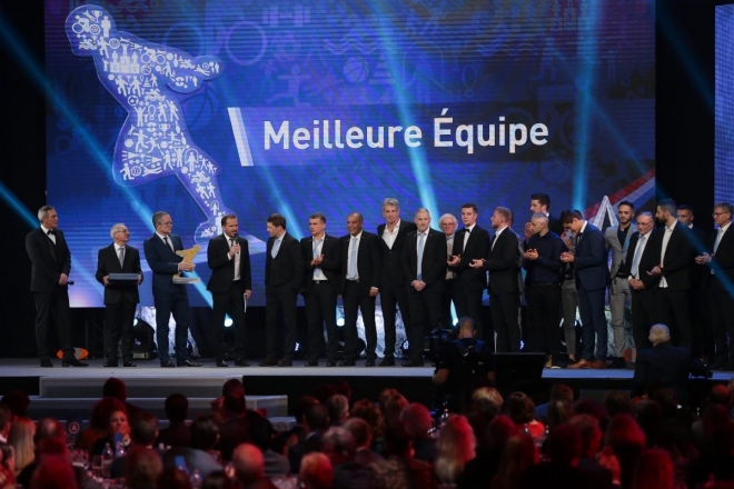 FÉLICITATIONS À L'ÉQUIPE NATIONALE POUR SON TITRE