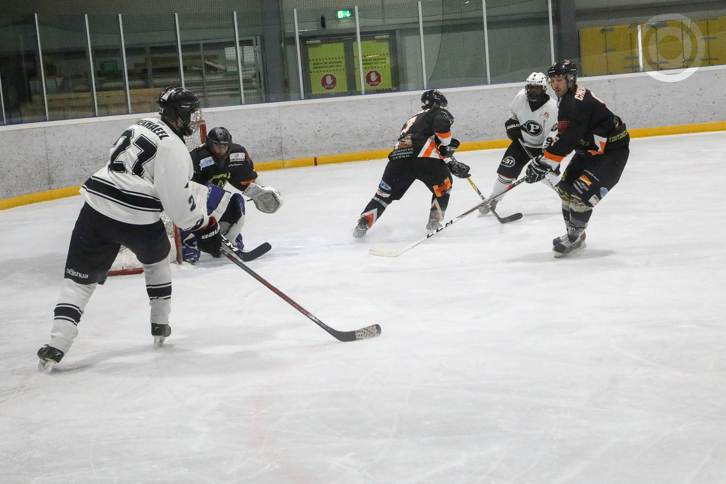Puckers regain league lead with narrow 4-3 win over Besançon