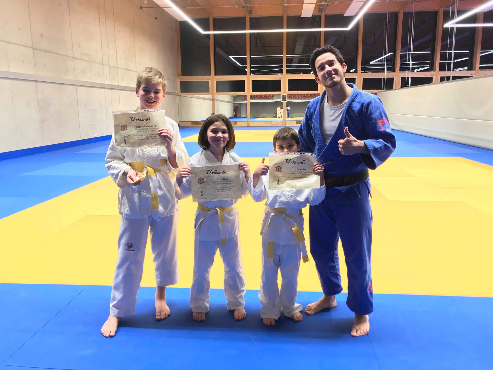 Drei neue Träger des weiß-gelben Gürtel im Judo Club Stroossen