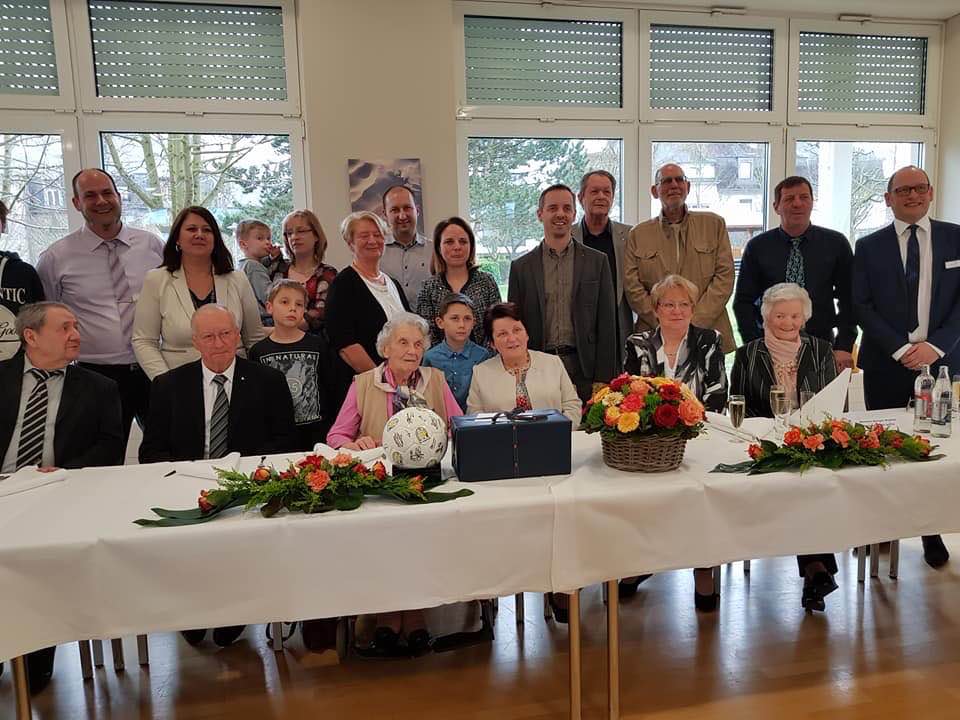 ELLE RESTE MEMBRE DE LA JEUNESSE MÊME À 100 ANS