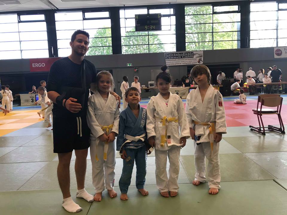 Dreimal Silber und einmal Bronze beim 1. internationalen Auftritt der Strassener Judokids