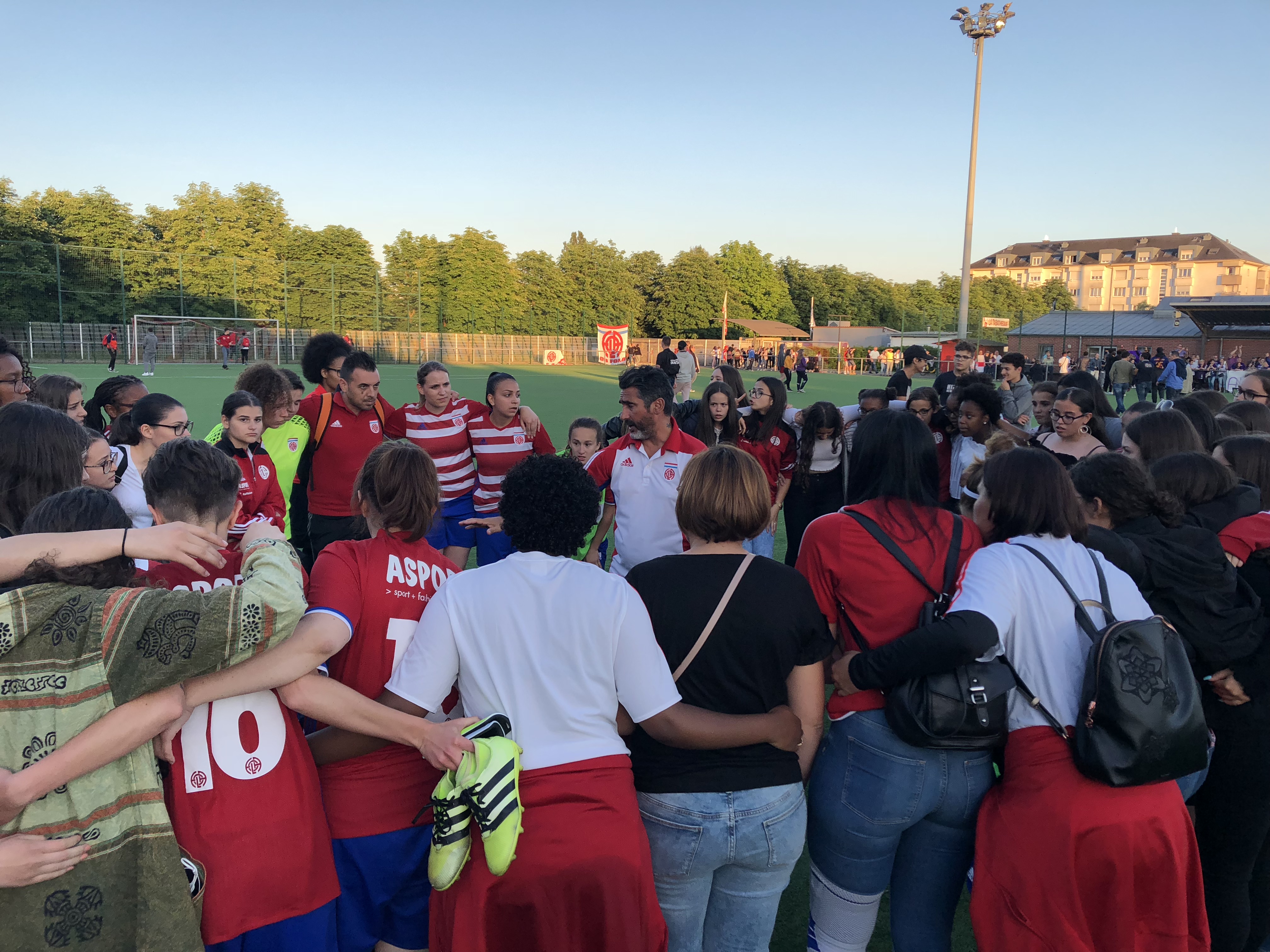 Bravo à nos filles et supporters pour cette belle demie-finale (perdue 0-4)