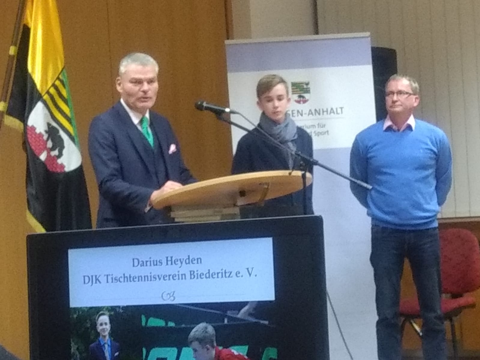 Minister Holger Stahlknecht ehrt Darius Heyden Minister Holger Stahlknecht ehrt Darius Heyden