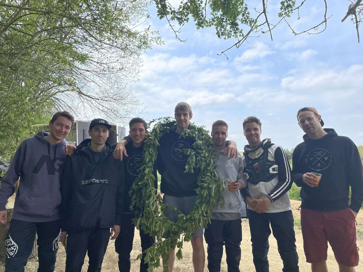Downhillreckange-Crew um 1. Mee