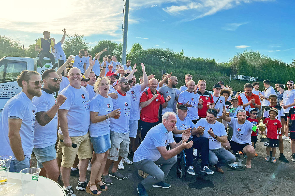 Jean-Claude Schanen fête avec son équipe de coeur Jean-Claude Schanen fête avec son équipe de coeur