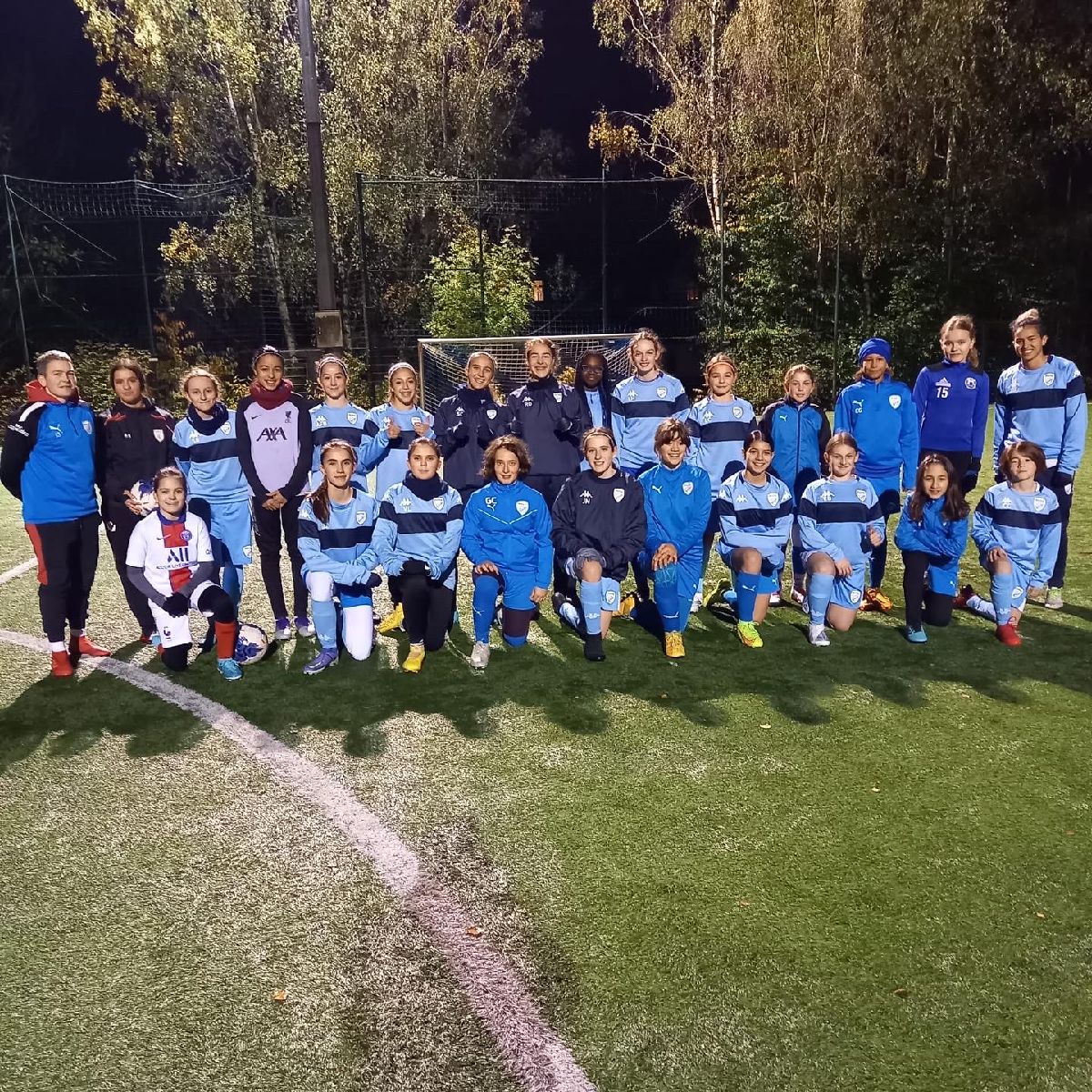 Parrainage : Andrea Burtin et Lina Boussif, de l'équipe Dames, rendent visite aux U15 féminines Parrainage : Andrea Burtin et Lina Boussif, de l'équipe Dames, rendent visite aux U15 féminines