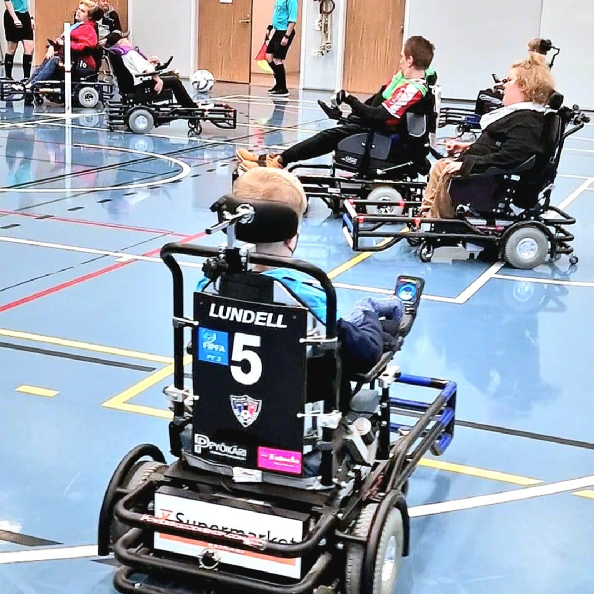 Sähköpyörätuolijalkapalloa esitellään Valkeakoskella 28.1.2023