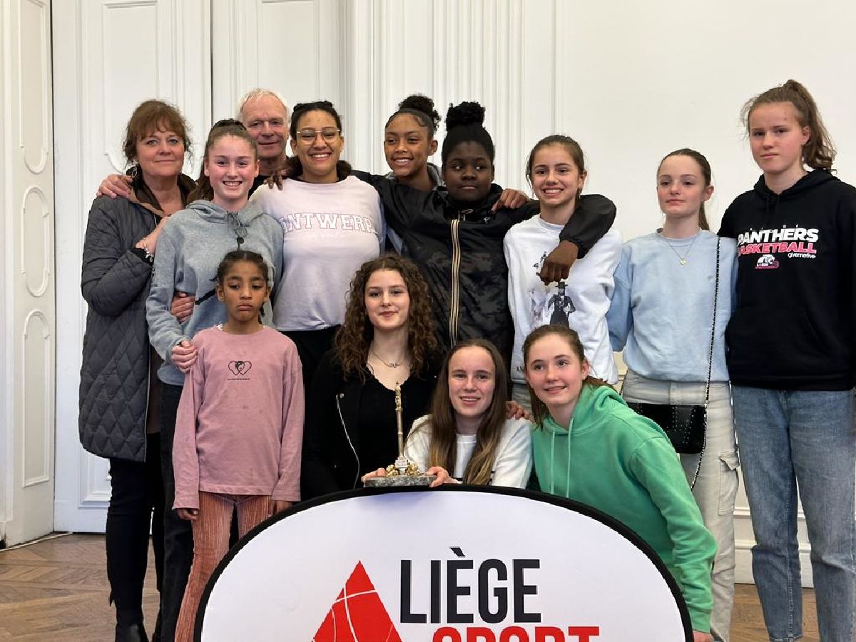 Nos U14 reçues à l Hôtel de Ville de Liège 