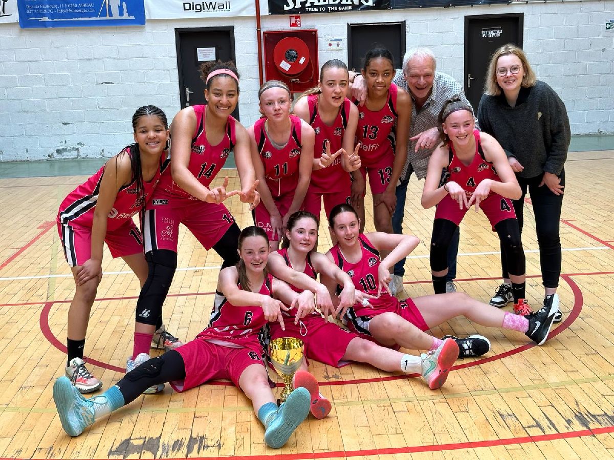 Les U15 reçoivent la coupe de championnes !