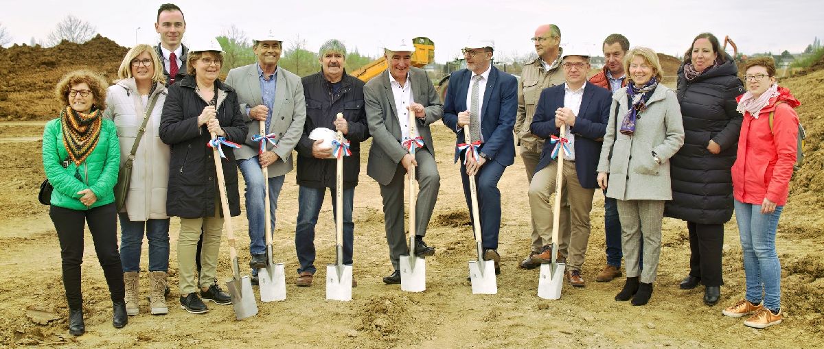 1. Spuetestéch fir de Football Campus vu Stroossen a Präsenz vum Sportsminister, Georges Engel, dem Buergermeschter Nico Pündel, dem President vun der FLF, Paul Philipp, dem President vum FC UNA Stroossen, Luc Hilger, dem Schäfferot an dem Gemengerot