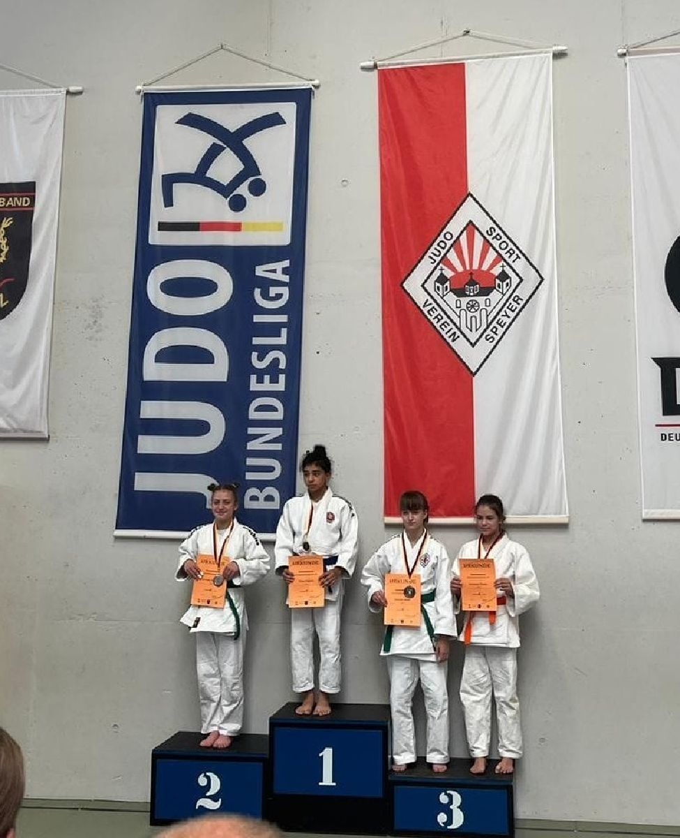 Elena Sagona erkämpft Gold bei Südwestdeutschen Meisterschaften U15