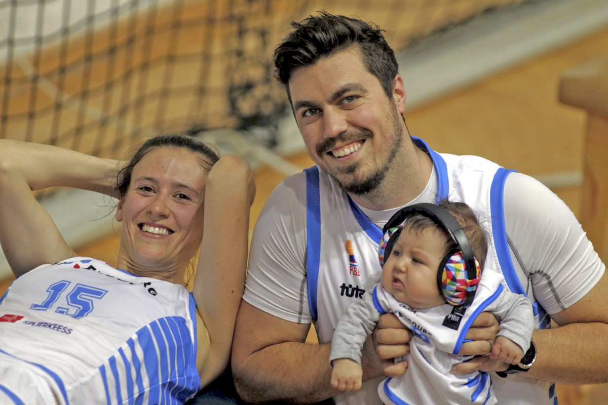 Familiensache: Michèle Orban ist mit Baby Ellie beim Basketballturnier in Montenegro Familiensache: Michèle Orban ist mit Baby Ellie beim Basketballturnier in Montenegro