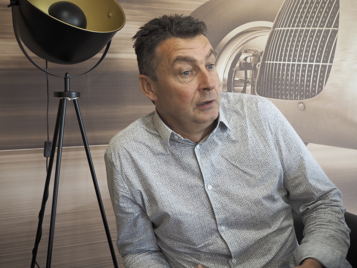 EISEN NEIEN TRAINER AM GESPRÉICH (DEEL II)