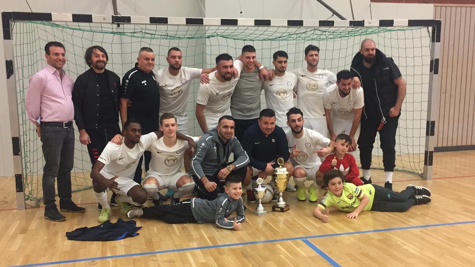 Herren in der Halle in Wiesbaden Nr.1