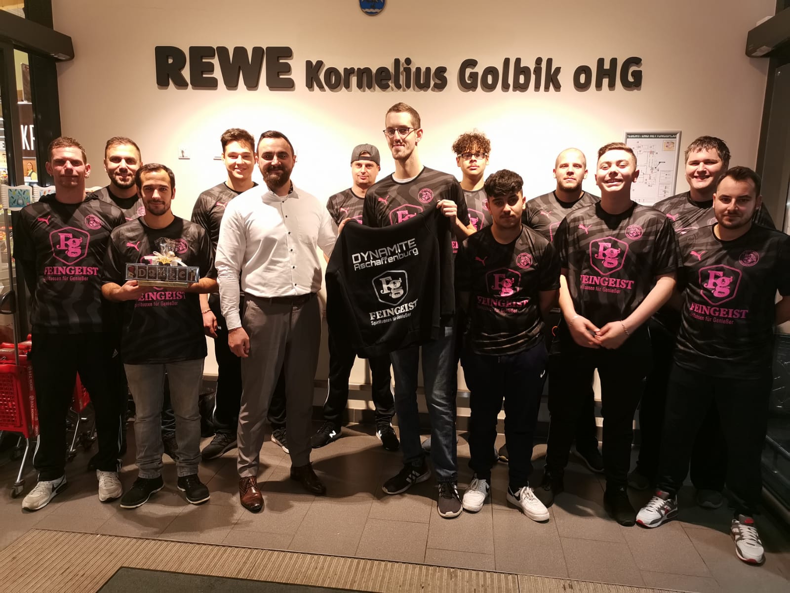 FC Dynamite fährt dank der Unterstützung der REWE Kornelius Golbik OHG ins Trainingslager