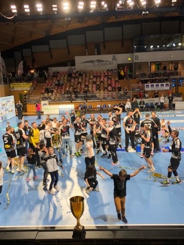 Den  CS FOLA gratuleiert dem Handball Esch fier victoire an der coupe 