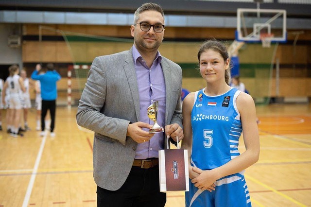 SARA AWARDED AS BEST PLAYER 