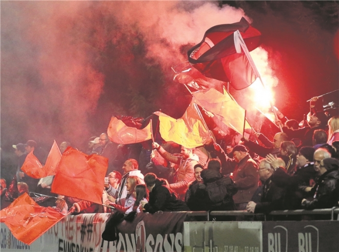 IRON SONS MAT TOP ENNERSTËTZUNG