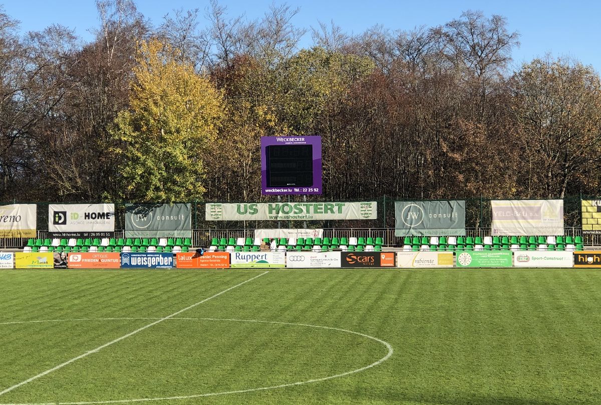 120 nei Sëtzer op de Gradins installéiert ! Méi Komfort fir ons Supporter an Corina-Zaiten.