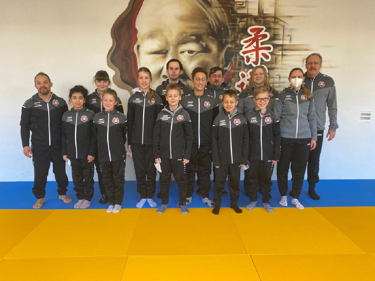 Erste Lieferung der SJB Trainingsanzüge angekommen Erste Lieferung der SJB Trainingsanzüge angekommen