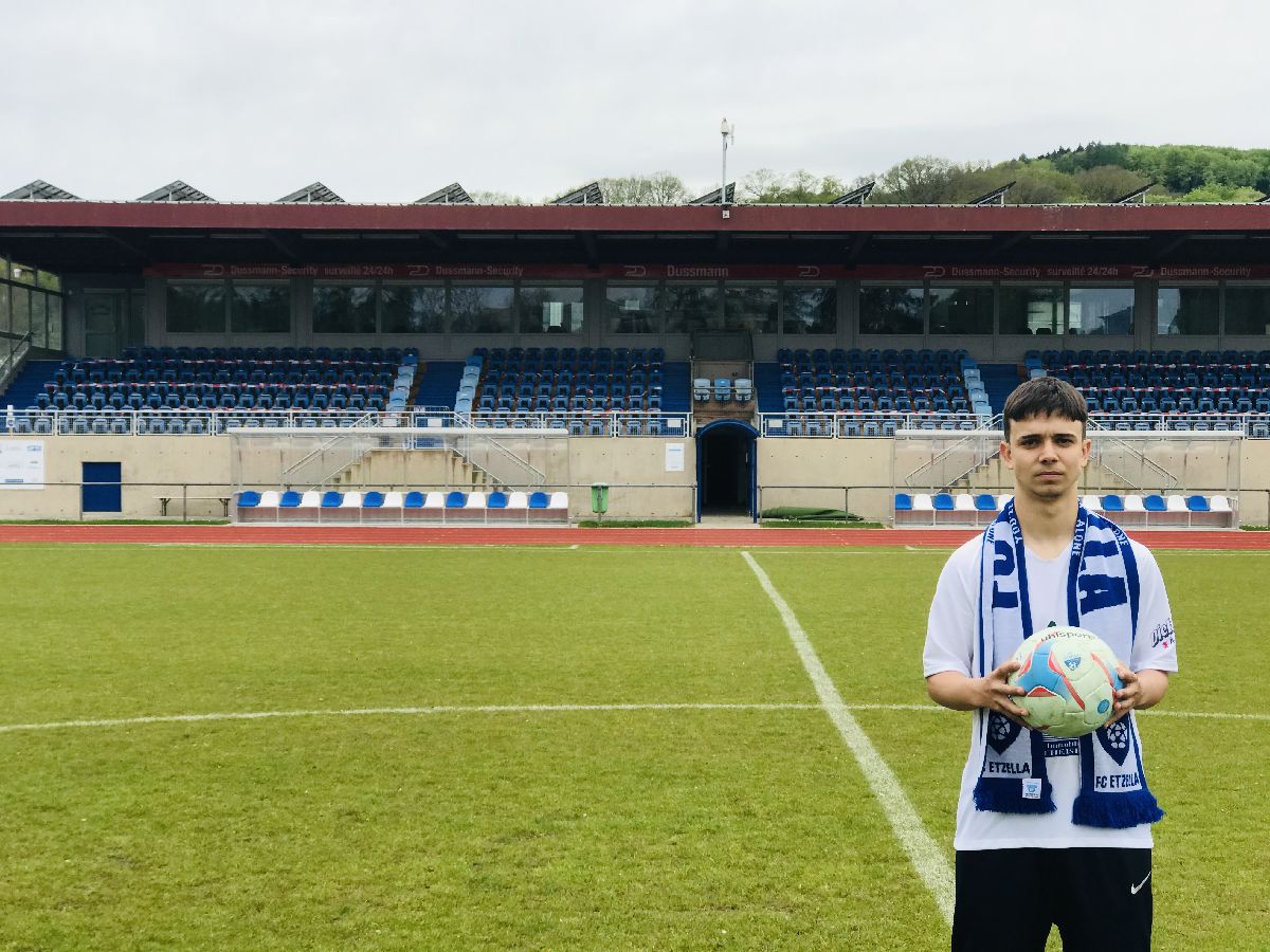 NEWS | Den Bryan ënnerschréift säin éischten kontrakt mam FC Etzella