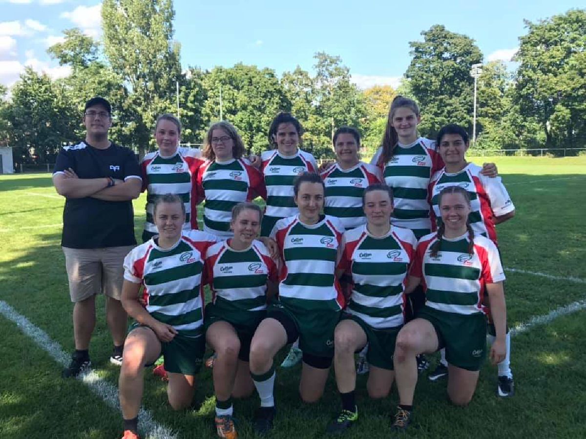 NRW 7-er Frauen ärgern im Halbfinale der LVM den Mitfavoriten und schließen mit einem guten vierten Platz das Turnier ab. NRW 7-er Frauen ärgern im Halbfinale der LVM den Mitfavoriten und schließen mit einem guten vierten Platz das Turnier ab.