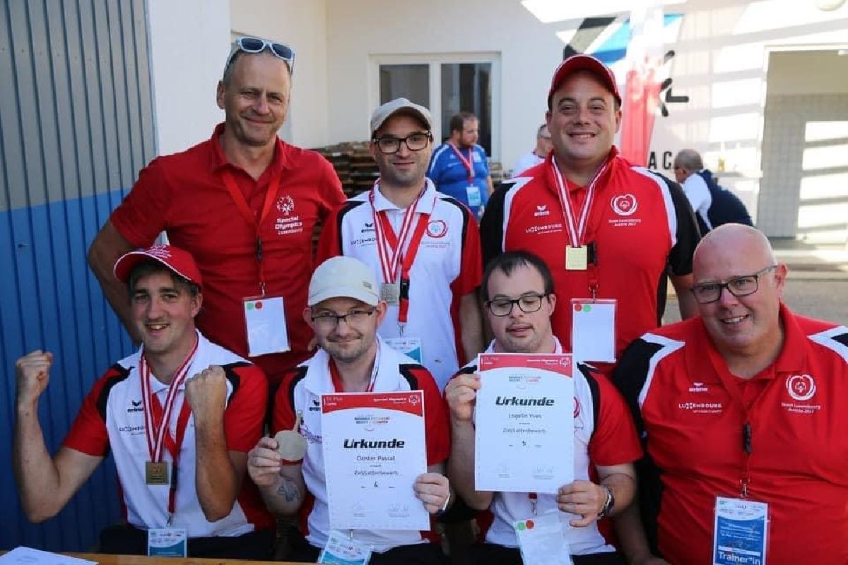 Hei eis staark Equipe vum Stockschiessen mat de stolzen Traineren