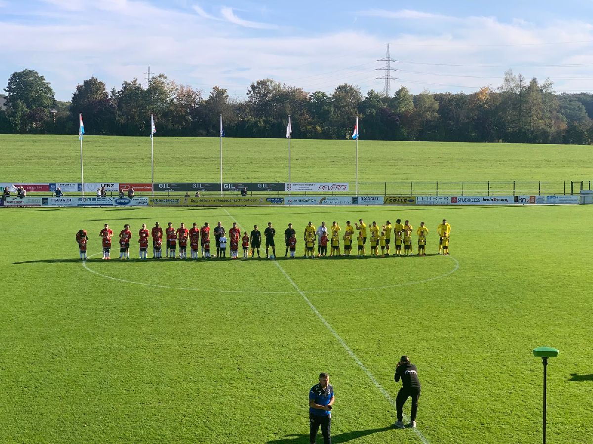 Beim Match UN Käerjeng 97 vs FC Yellow Boys Weiler-la-Tour haten d’Pupilles di grouss Éier d’Spiller vun der éischter Equipe op den Terrain ze begleeden. Virdrun haten se e Frëndschaftsmatch géint d’Pupilles vu Käerjeng. Beim Match UN Käerjeng 97 vs FC Yellow Boys Weiler-la-Tour haten d’Pupilles di grouss Éier d’Spiller vun der éischter Equipe op den Terrain ze begleeden. Virdrun haten se e Frëndschaftsmatch géint d’Pupilles vu Käerjeng.