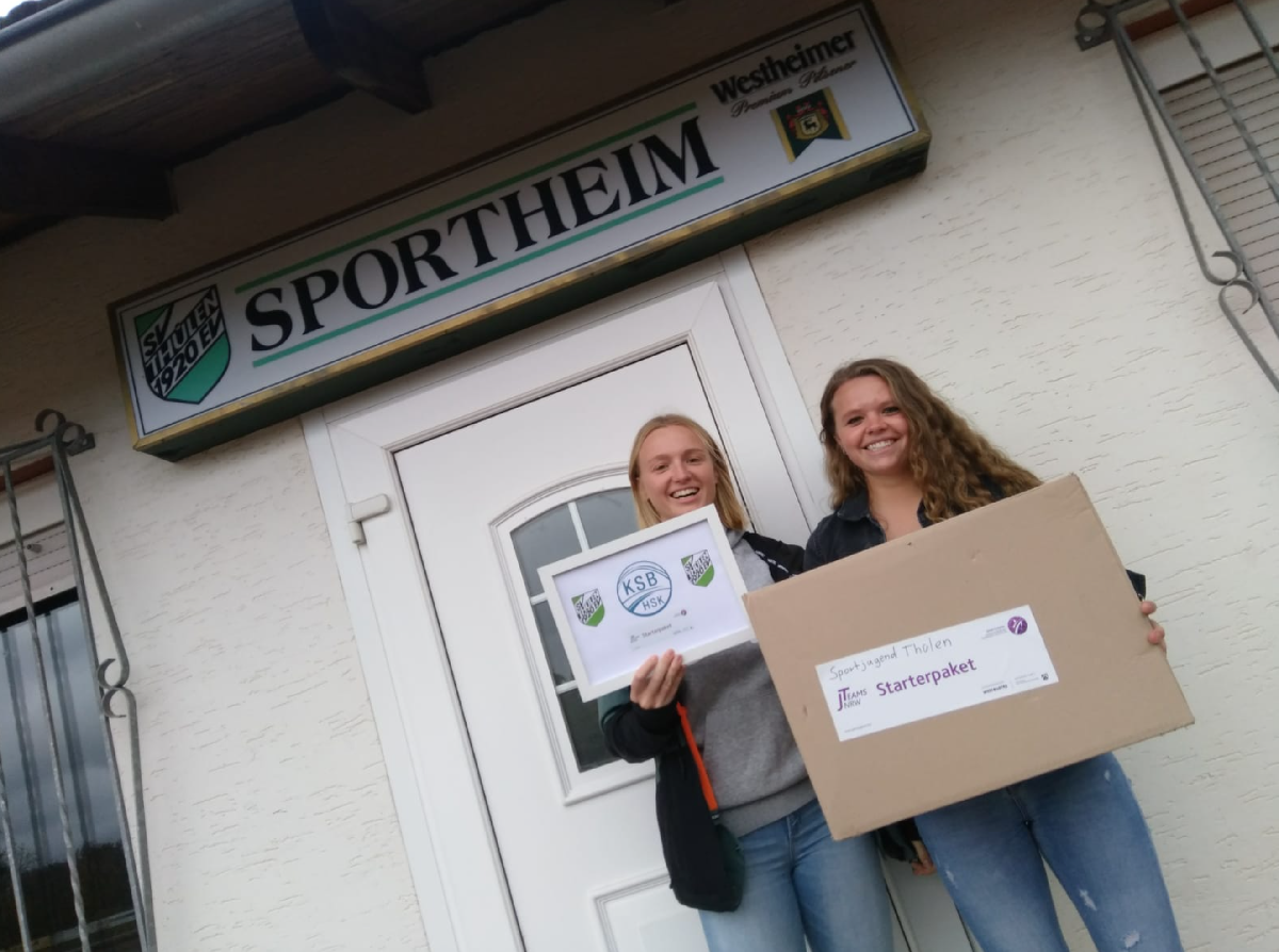 Übergabe des J-Team Starterpakets von der Sportjungend NRW an das 8-köpfige J-Team des SV Thülen Übergabe des J-Team Starterpakets von der Sportjungend NRW an das 8-köpfige J-Team des SV Thülen