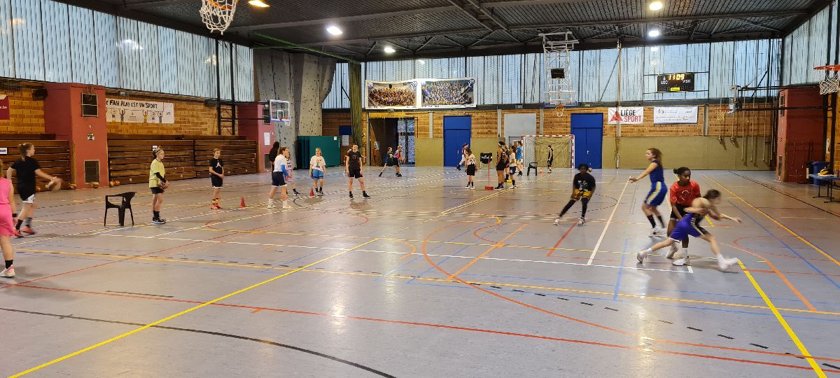 Beau succès du stage 100% féminin organisé par Liège Sport. 35 jeunes joueuses bénéficient des bons conseils de Julia, Elia, Fabi et Pierre qui font partie du staff des Panthers.