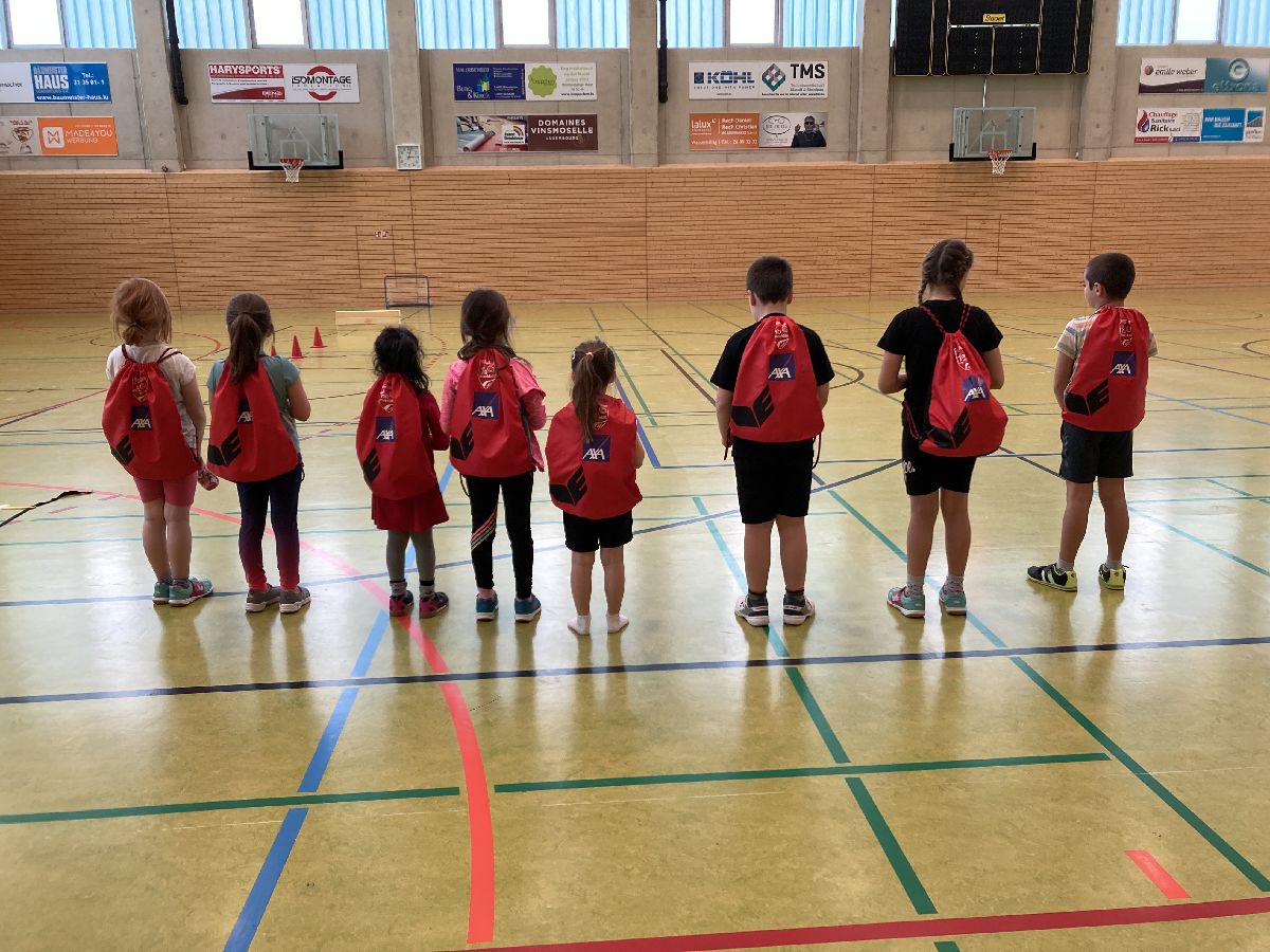 E grousse MERCI un AXA, fir d'Sponseren vun de Rucksäk fir eis U8 an U11!