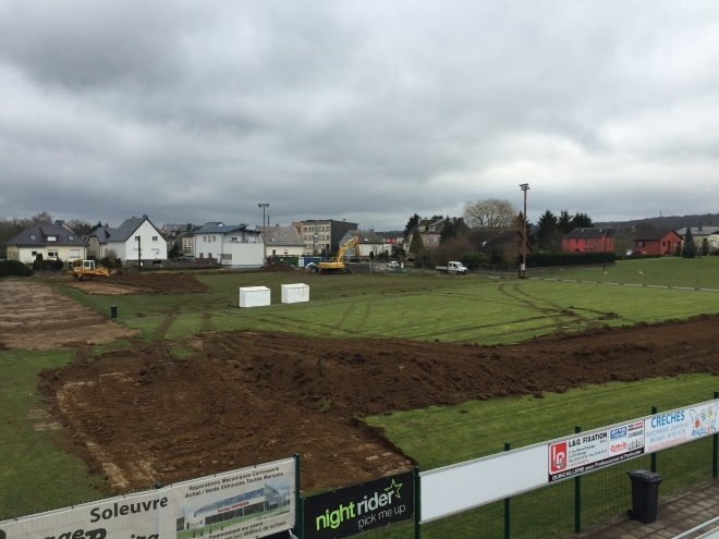 D'Aarbechten fir deen neien syntheteschen Terrain hunn ugefangen... 