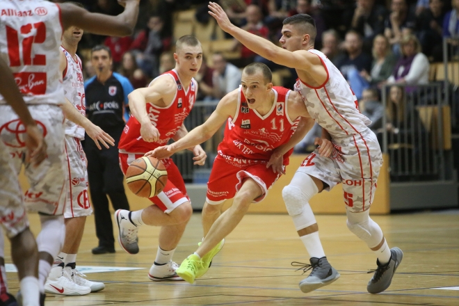 E schwéiert Stéck Baskets-Aarbecht E schwéiert Stéck Baskets-Aarbecht